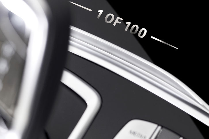 100台限定の中の1台であることを示す専用ロゴ。