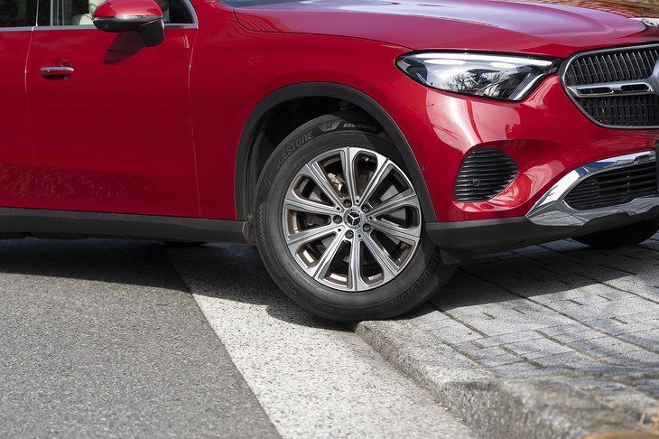 「ALENZA LX200」が目指した高性能は、市街地の段差を越えただけでも実感できる。入力はあれど不快感を伴わず、揺れの収束が早く感じられるのだ。