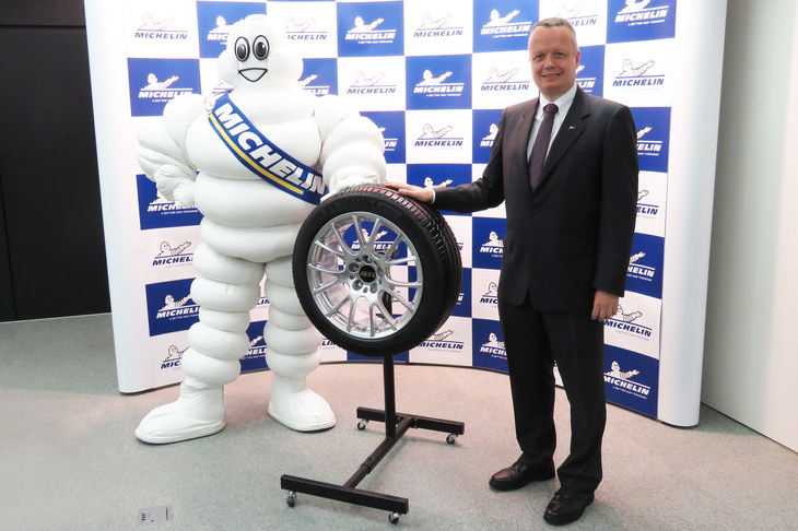 東京・新宿にて行われた発表会において、撮影に応じる日本ミシュランタイヤのポール・ペリニオ社長（右）と、“ミシュラン最古の従業員”ことビバンダム氏（左）。