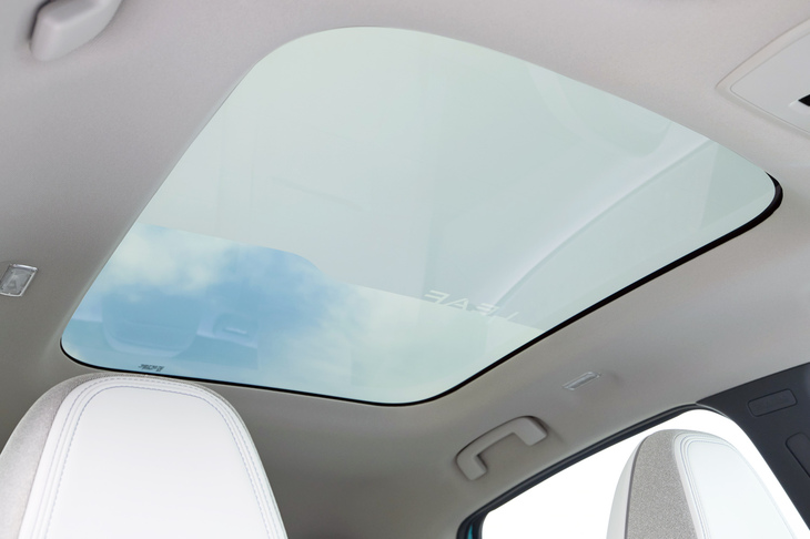 新設定の「調光パノラミックルーフ」は、赤外線反射コーティングの採用による高い遮熱性も特徴。調光部の縁には「LEAF」の逆さ文字が描かれており、光が差すとシートにその文字が浮かび上がるという。