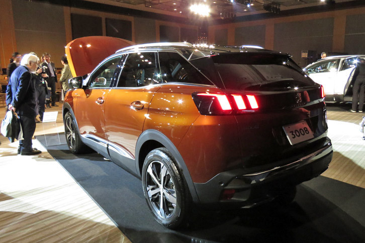 「3008 GT BlueHDi」のリアビュー。