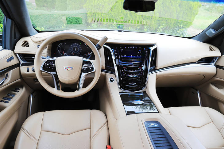 「エスカレード」のインストゥルメントパネルまわり。電動スライディングルーフやトライゾーンオートエアコン、リアエンターテインメントシステムなど、充実した装備も同車の特徴となっている。