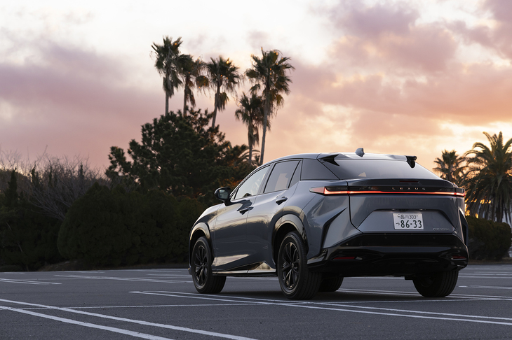 「レクサスRZ350e“バージョンL”」の価格は790万円。従来型にあたる「300e」から30万円の値下げとなっており、「トヨタbZ4X Z」（FWD）よりも240万円高い。