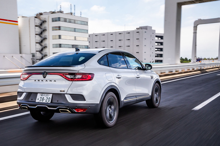 「アルカナ」に搭載されるフルハイブリッドシステム「E-TECH」の実燃費は想像以上に良好。高速走行では、アダプティブクルーズコントロールの追従性能が優秀であることも確認できた。