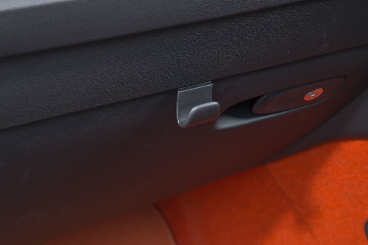 助手席の前方、グラブボックスのふた部分には、収納式の荷掛けフックが用意されている。