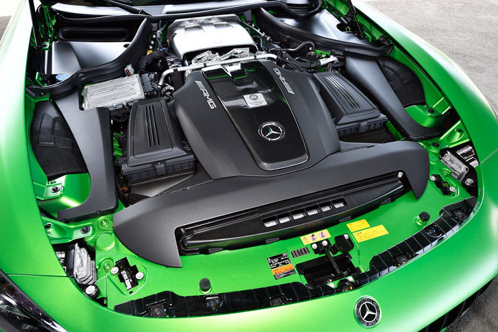 大幅な改良を受けた「M178」型4リッターV8ツインターボエンジン。「AMG GT S」より75ps高い585psの最高出力と、50Nm大きい700Nmの最大トルクを発生する。