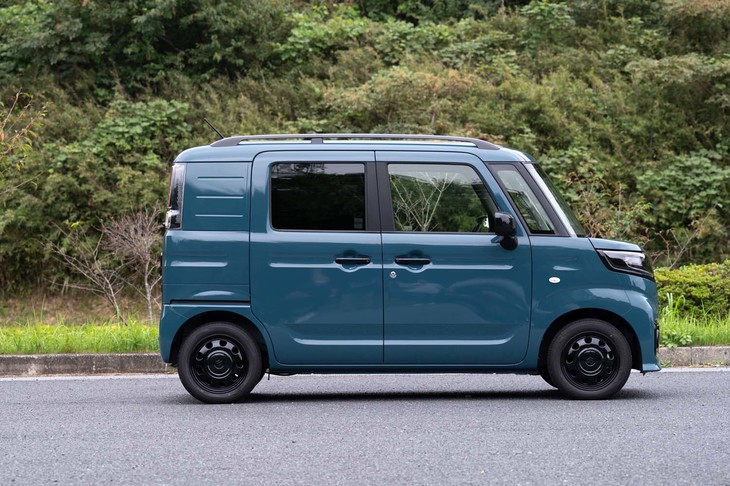 ホイールやドアミラー、ドアハンドルもブラックでコーディネート。ルーフレールは標準装備だ。