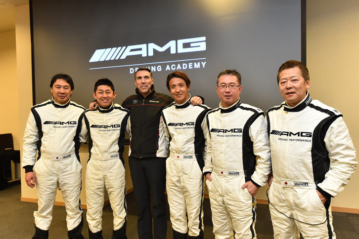 そうそうたるインストラクターの皆さま。右から、中谷明彦氏、瀬在仁志氏、平中克幸氏、ノーマン・サイモン氏、黒澤治樹氏、高木虎之介氏。モータースポーツに詳しい人なら、皆名前を聞いたことがあるはずだ。