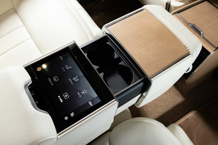 車内の操作系は大幅にデジタル化。後席まわりも同様で、エンターテインメントシステムの画面はタッチスクリーン式。各種快適装備も、センターコンソールのタッチパネルで操作する。