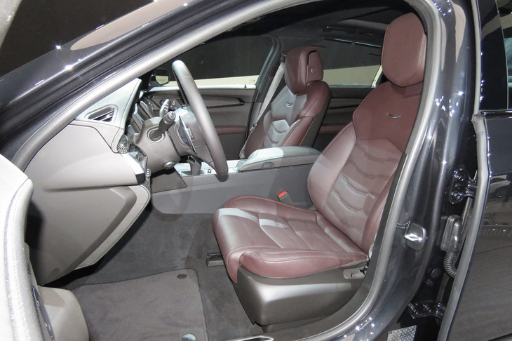 キャデラックCT6 V-SPORT（フロントシート）