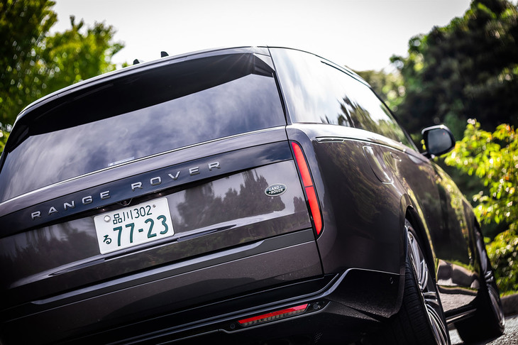 3リッター直6ディーゼルターボや、3リッター直6ガソリンターボとモーターを組み合わせたプラグインハイブリッドなど、多彩なパワートレインバリエーションが自慢の新型「レンジローバー」。今回はレンジローバー初となる3列7人乗り仕様の「オートバイオグラフィーP530 LWB」に試乗した。車両本体価格は2224万円。