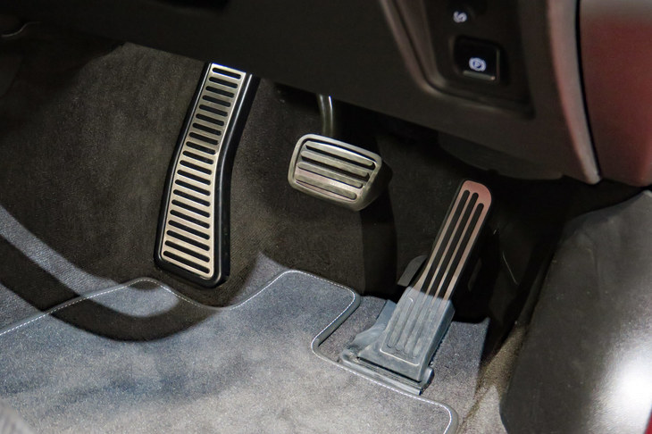 シボレー・コルベット3LT（アクセル／ブレーキペダルとフットレスト）