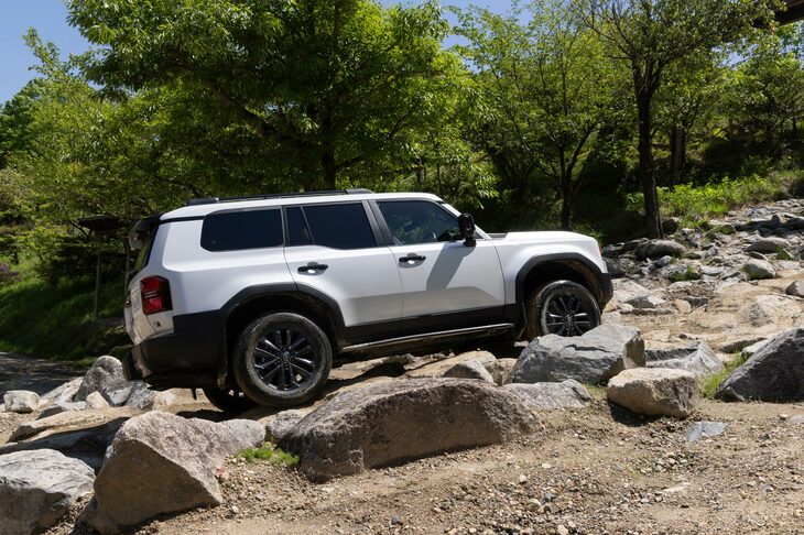 巨大な岩を乗り越えながらの登坂に挑む。ガン、ゴンと車底をヒットさせながら進んでいくが、同乗するエンジニアは涼しい顔。モノコックのクルマでは考えられないタフネスだ。