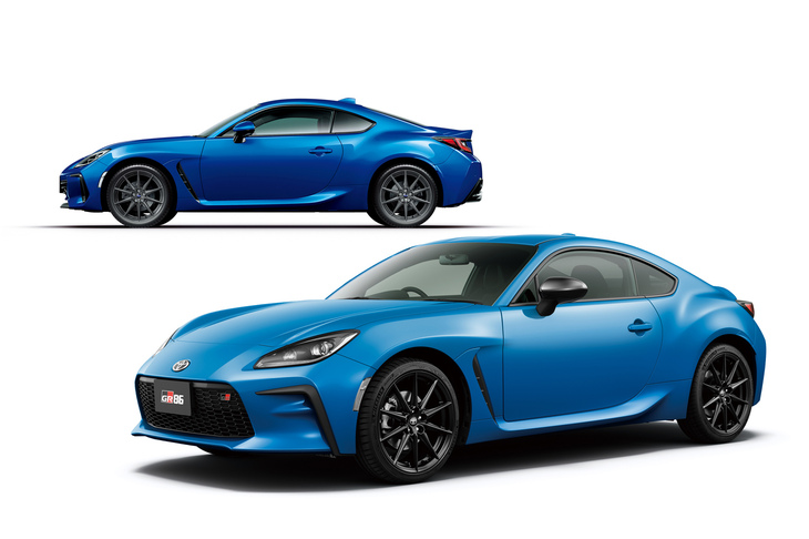 専用色の「WRブルーパール」で塗装された「スバルBRZ S」（左上）と、同じく「ブライトブルー」の「トヨタGR86 RZ」（右下）。