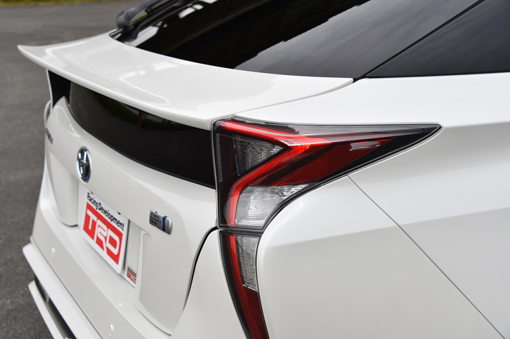 
	リアエンドに装着されるリアトランクスポイラー（4万4040円）は、ベース車両のものに比べ、35mm後方に伸ばされている。
	