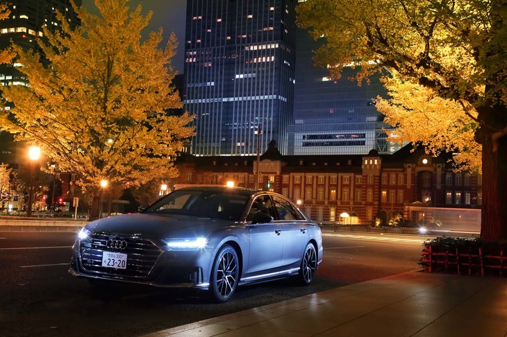 量産車で初めて、近距離にある障害物を広範囲で検出可能なレーザースキャナーを採用した「A8」。23個のセンサー・カメラ類を活用し安全な運転をサポートする。