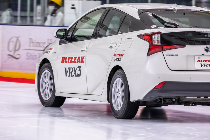 195/65R15サイズの「ブリザックVRX3」が装着された「トヨタ・プリウス」での氷上走行シーン。北海道・北東北の主要5都市におけるブリザックの装着率は実に46.2％に達し（2020年2月現在）、これらの都市においては20年連続で「装着率No.1のスタッドレスタイヤ」であるという。