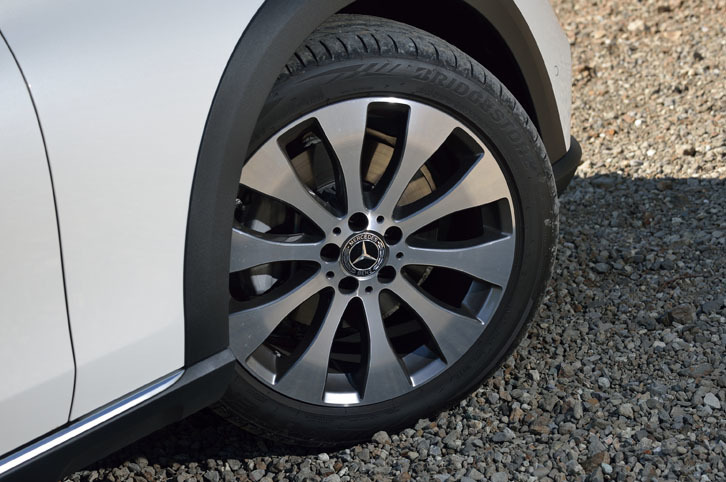 19インチの10スポークアルミホイール。テスト車には、ブリヂストンの「ポテンザS001」タイヤが組み合わされていた。