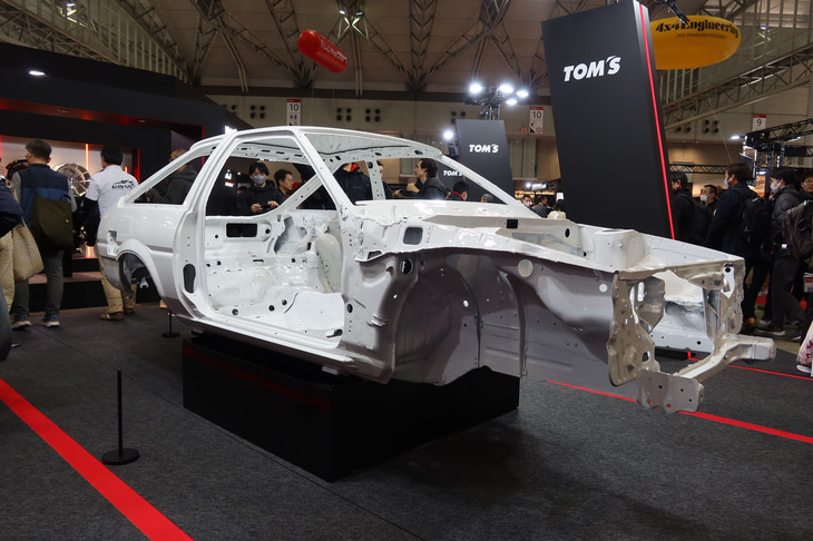 AE86のホワイトボディー（レストアサービス「TOM'Sクラシック」の展示）