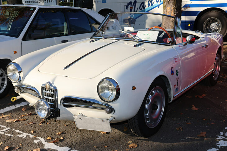 美しいピニンファリーナデザインのオープンカー「アルファ・ロメオ・ジュリエッタ スパイダー」。筆者も白い「スパイダー」（916）に乗っていただけに、気になる一台だった。