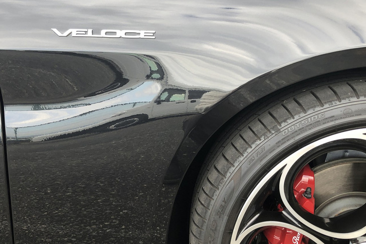 「ヴェローチェ（Veloce）」は「速い」を意味するイタリア語で、高性能モデルを示すグレード名でもある。往年のアルファ・ロメオ車にも採用されていた由緒正しいネーミングだ。