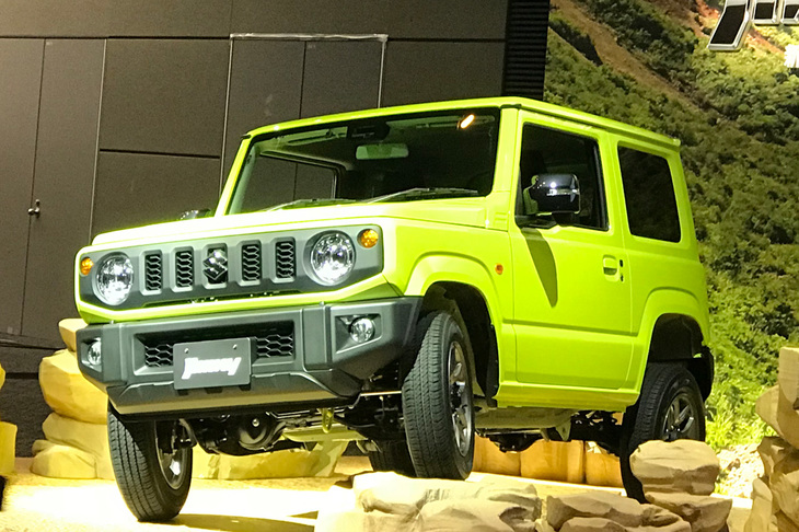 発表会会場での新型「ジムニー」。