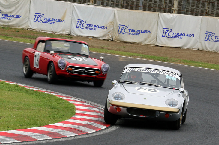 ヒストリックマスターズレースで予選2位から決勝では3位となった「ロータス26R（レーシングエラン）」と、予選4位から決勝でも4位に入った「ホンダS800」のバトル。