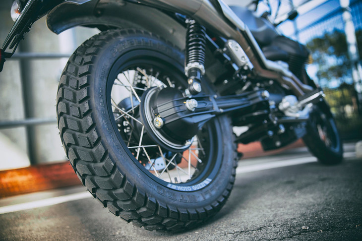 リアタイヤは130/80-17サイズの「ピレリMT60」。フロントがラジアルタイヤなのに対し、こちらはバイアスタイヤである。