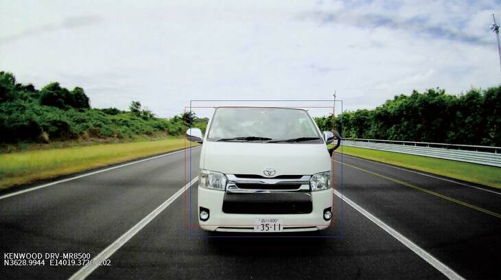 後方からの急接近車等を自動で検知してドライバーに知らせながら録画を開始するAIセンシング機能が備わる。