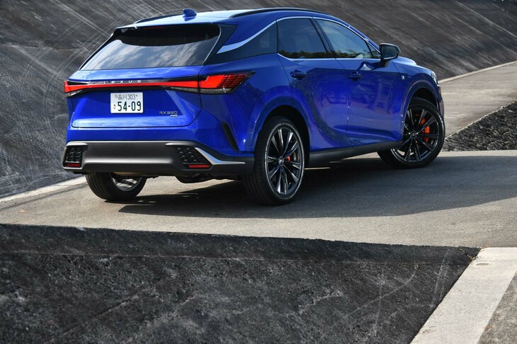 4WDシステムは油圧多板クラッチを使ったオンデマンド式。前後トルク配分は75：25～50：50の間で制御される。