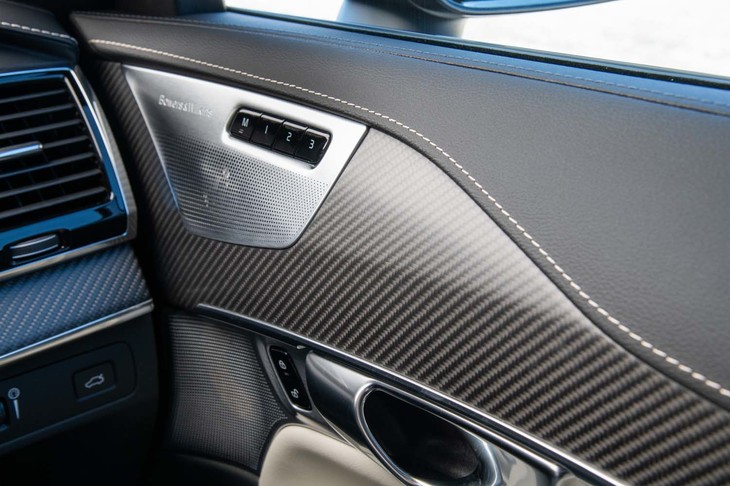 ドアパネル（写真）やセンターコンソールにはリアルカーボン製のパネルがぜいたくに使用されている。