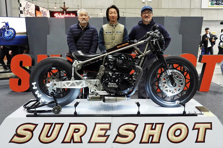 カスタムファクトリー「SURESHOT（シュアショット）」の相川拓也氏（写真中央）と、カスタムバイク「SAMURAI（サムライ）」。