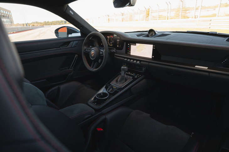 この試乗車はサーキット走行を見据えたオプションの「ヴァイザッハパッケージ」を装着。ダッシュボードはブラックのレザーとRace-Texというトーンを抑えた仕立てだ。