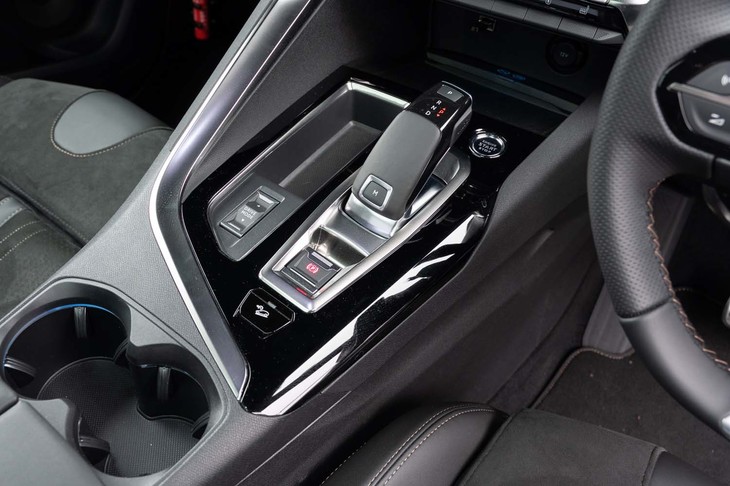 変速機はアイシン製のトルコン式8段AT「EAT8」。スマートフォンの無接点充電器の搭載によって「アドバンストグリップコントロール」のダイヤルセレクターがなくなり、ドライブモードセレクターに統合された。