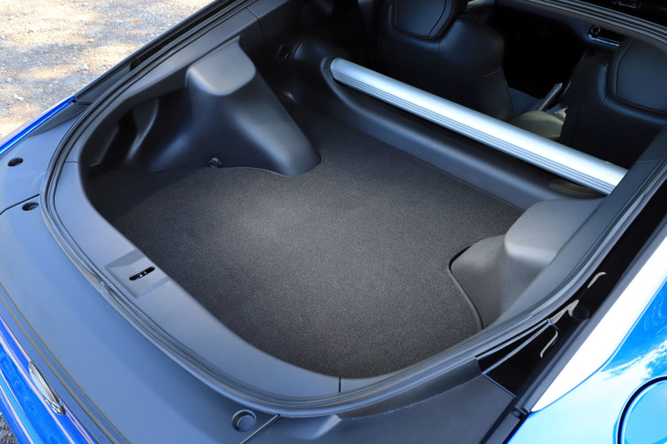 トランクルームは広さはそこそこあるものの、ホイールアーチやリアサスペンションの張り出しが目立つ。大きい荷物を積むには、相応な工夫が必要だろう。