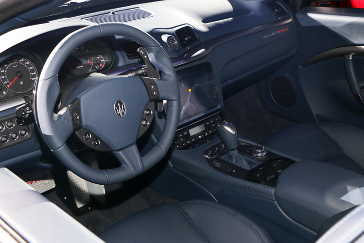 「マセラティ・グランカブリオMC」のインストゥルメントパネルまわり。