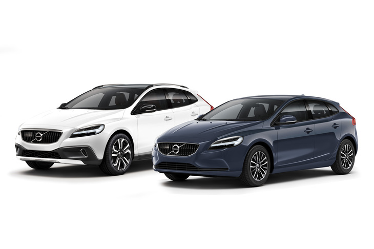 「ボルボV40クロスカントリーT5 AWDクラシックエディション」（写真左）と「V40 T3タックエディション」（写真右）。