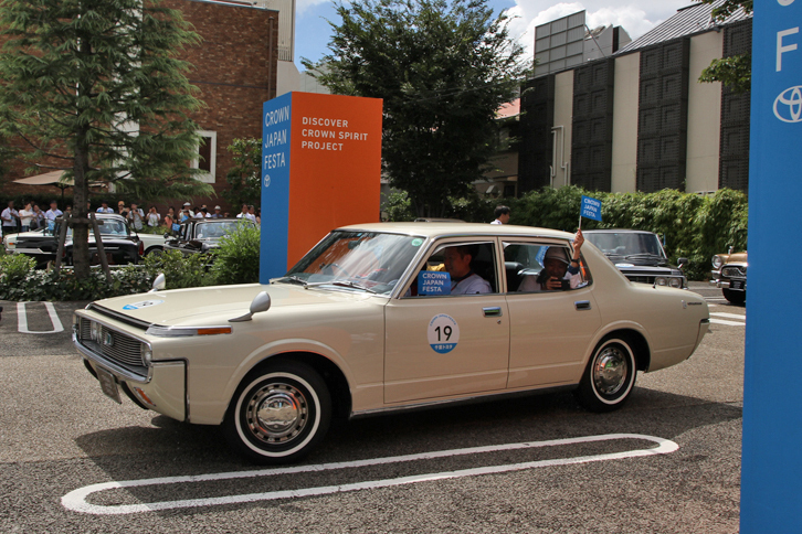 スタイリングが前衛的すぎて、ビジネス的には成功しなかった通称「クジラ」こと4代目「トヨタ・クラウン」（グレード不明）。1971年デビューで、この代から車名の名字がトヨペットからトヨタとなった。千葉トヨタの車両。