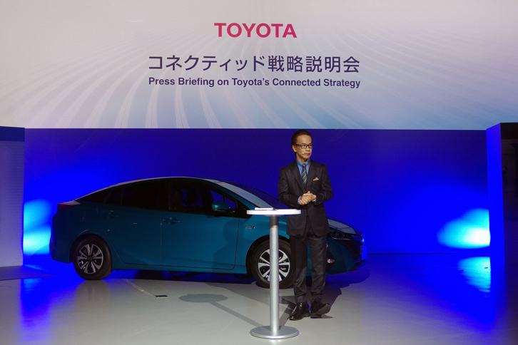 トヨタ自動車の友山茂樹専務と「トヨタ・プリウスPHV」。