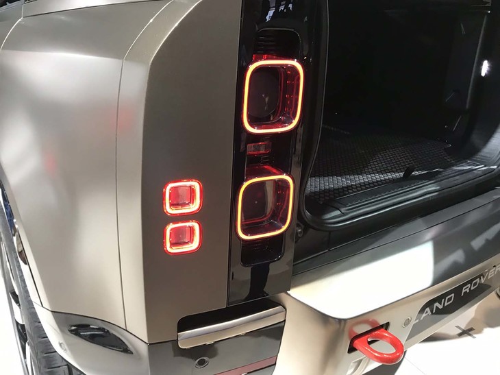 ランドローバー・ディフェンダー110（リアコンビランプ）