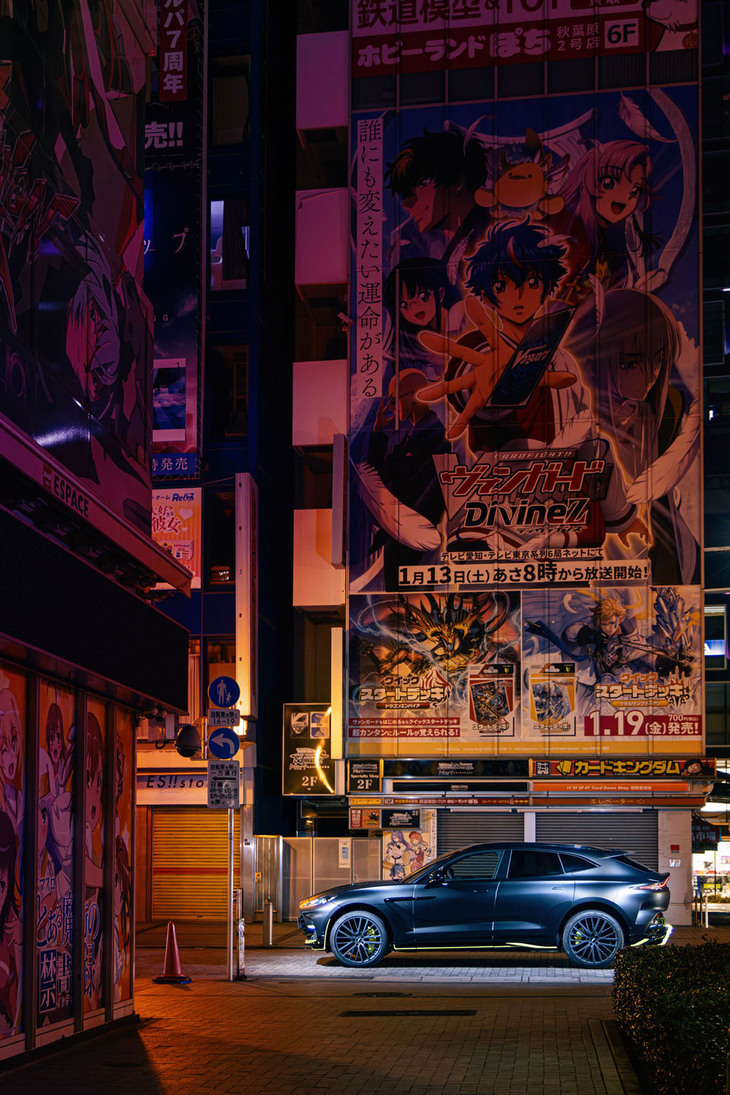 アストンマーティンDBX707ミッドナイト ポディウムエディション