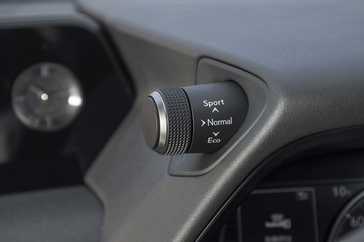 メーターバイザーから飛び出したレクサスではおなじみのドライブモードセレクター。モードは「スポーツ」「ノーマル」「エコ」の3種類。