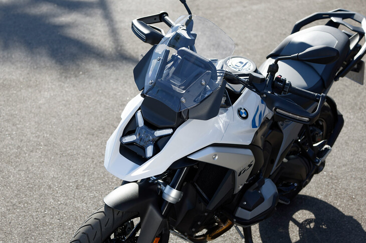 デザイン面での大きな特徴である、スリムなカウルと新型のマトリクスLEDヘッドランプ。中央に位置するのがロー／ハイビームで、その周囲に“×”マークを描くようにデイタイムランニングランプが配されている。