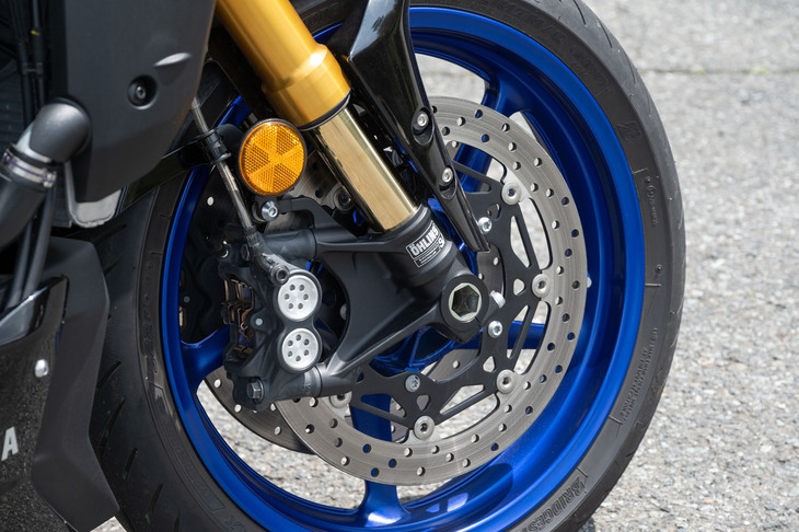 ブレーキは前がラジアルマントの対向4ピストンキャリパーとφ320mmのダブルディスクの組み合わせ、後ろはシングルピストンキャリパーとφ220mmのシングルディスクの組み合わせだ。