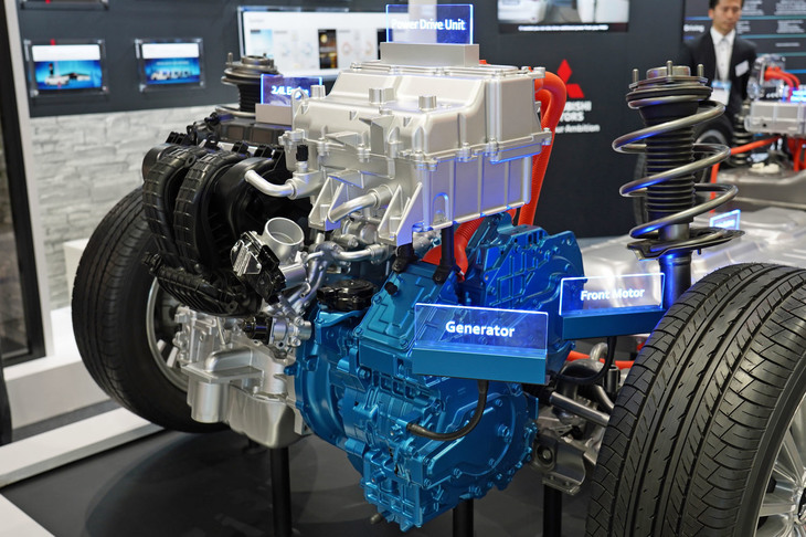 フロントにはエンジンやジェネレーターなどが搭載されている。