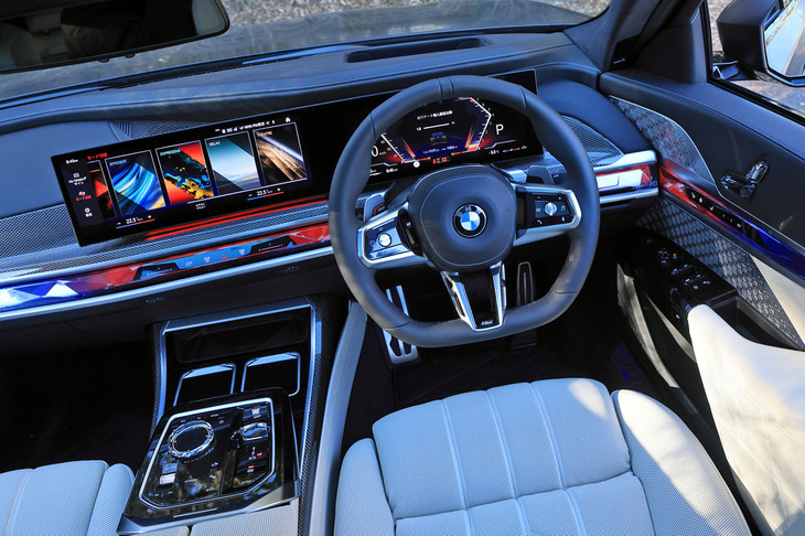 インテリアの意匠は、電気自動車「iX」から導入が進んでいるBMW最新のもの。エアコン吹き出し口の見当たらない薄型のダッシュボードに、12.3インチと14.9インチの2枚の巨大なディスプレイを配している。