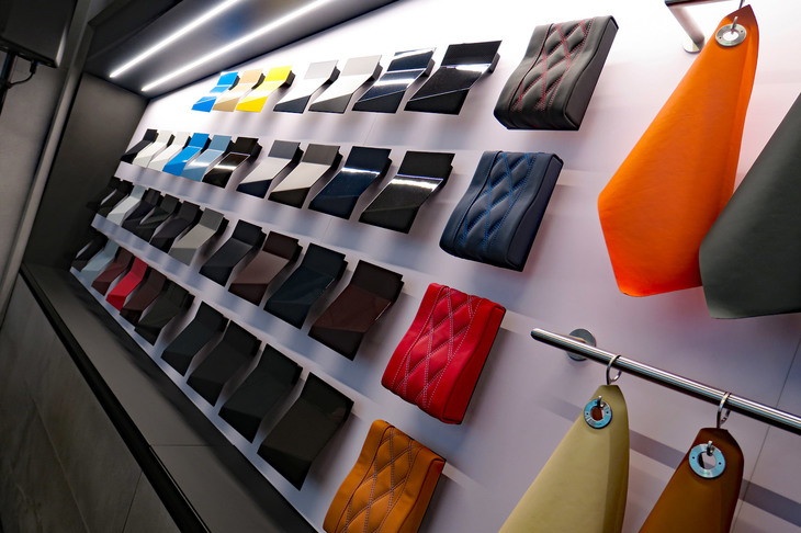 ショールーム内に用意されるカラーサンプルや素材サンプル。