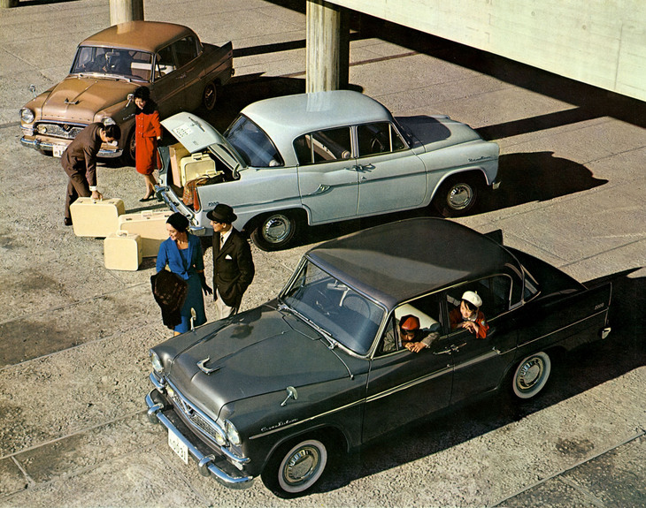 写真上下は「トヨペット・クラウン1900デラックス」（RS31）、中央は「1900スタンダード」（RS30）。誕生から6年を経た初代クラウンの最終発展型。フロントグリルやサイドモールなどの意匠が変更され、ホイール／タイヤは13インチへとさらに小径化された。