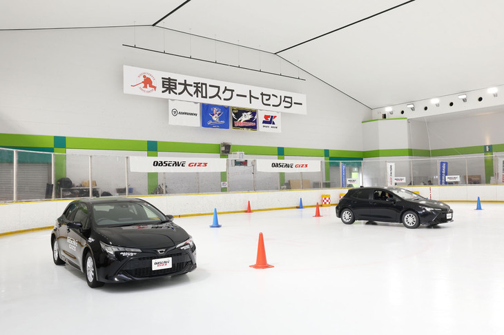 「トヨタ・カローラ スポーツ」に従来型の「ギズ2」（写真右）と新しい「ギズ3」（写真左）を装着し、アイススケートリンクにおいて、乗り比べを行った。屋内の気温はマイナス3～4℃、氷上温度はマイナス1℃に設定されていた。