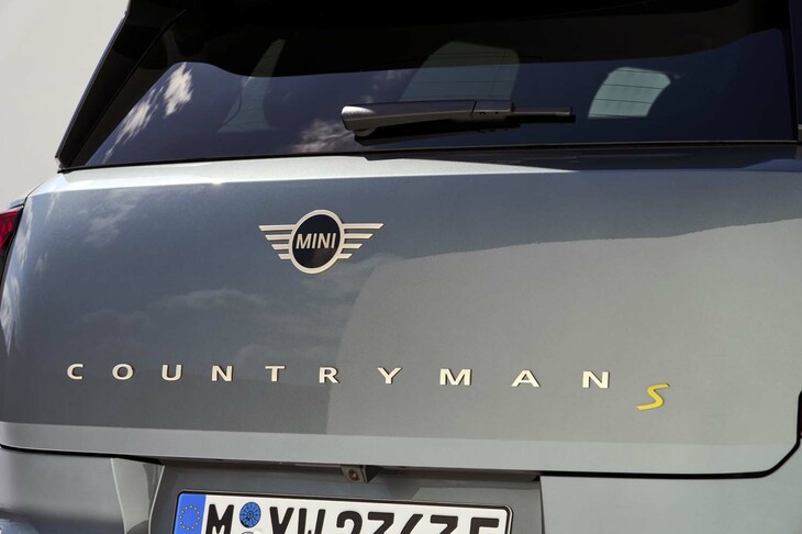 バックドアのパネルには「COUNTRYMAN」ロゴが配置される。